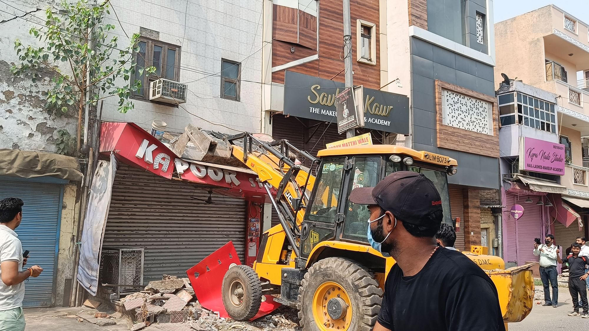 <div class="paragraphs"><p>A bulldozer being used to demolish illegal structures during an anti-encroachment drive by the SDMC, at Hari Nagar in New Delhi, Wednesday, 11 May.</p></div>