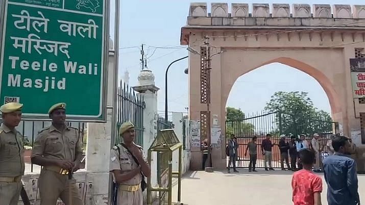 <div class="paragraphs"><p>A large number of police personnel had been deployed at the Teele Waali Masjid in Lucknow before prayers on Friday, 27 May, to maintain law and order.&nbsp;</p></div>