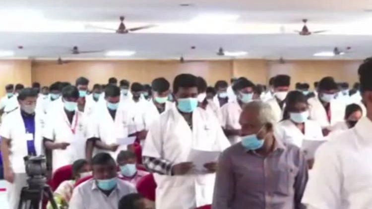 <div class="paragraphs"><p>The Tamil Nadu government said that the replacement of the oath with the Hippocratic oath is condemnable, and removed the dean from his post and placed him on a waiting list.</p></div>
