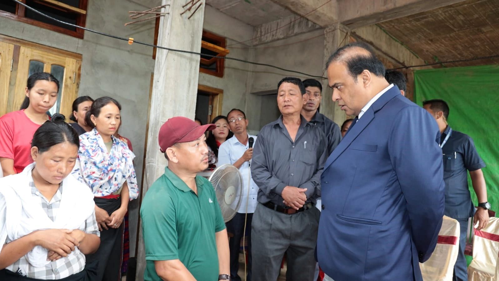 <div class="paragraphs"><p>Assam Chief Minister Himanta Biswa Sarma met the family of those who were killed in the floods on Tuesday, 23 May.</p></div>