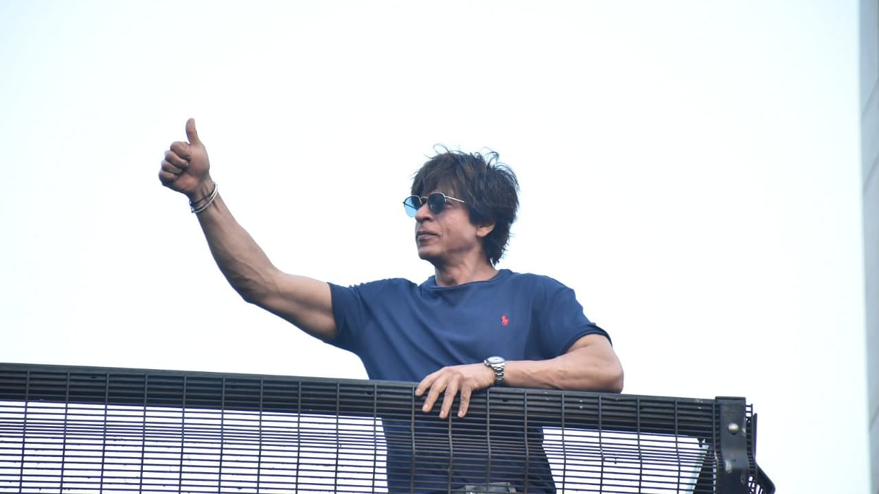 <div class="paragraphs"><p>Shah Rukh Khan greets cheering fans outside Mannat.</p></div>