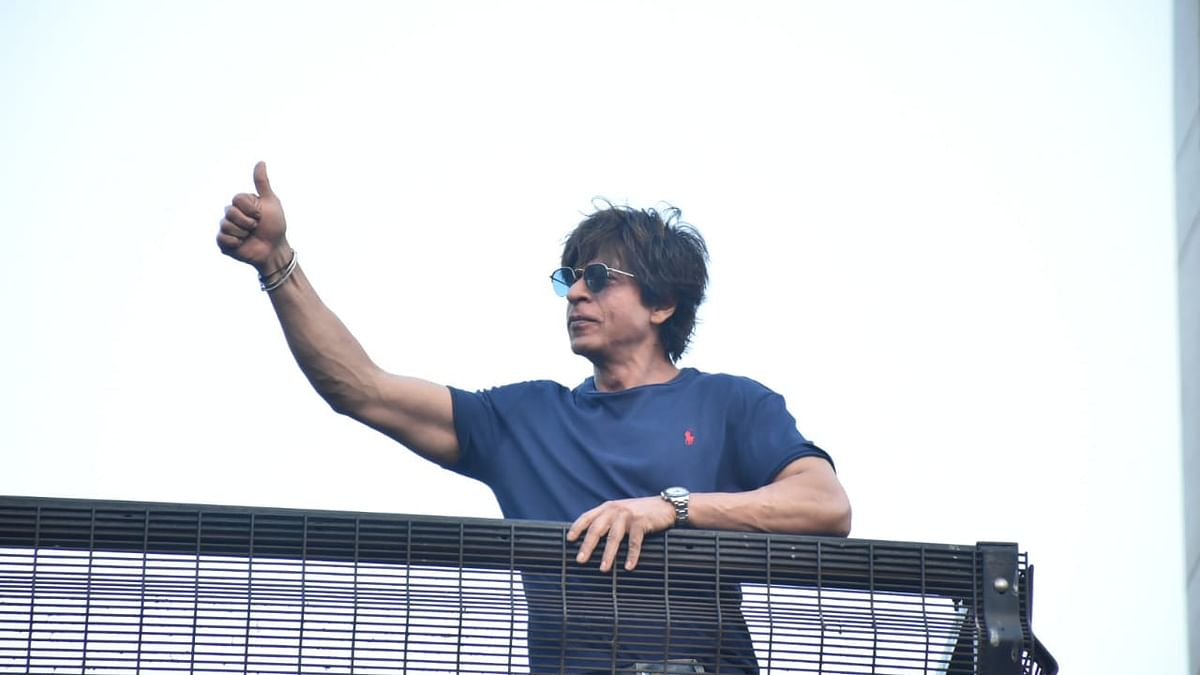 Pics: Shah Rukh Khan Greets Fans Outside Mannat on Eid After 2 Years 