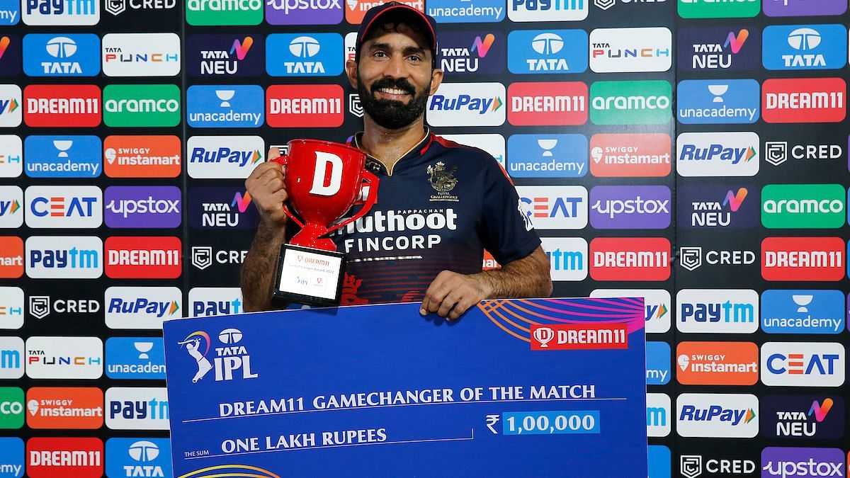 <div class="paragraphs"><p>RCB's Dinesh Karthik post an IPL 2022 match, winning the Game Changer award for his contribution.</p></div>