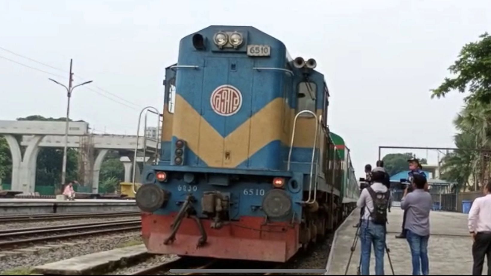 <div class="paragraphs"><p>Maitri Express train service between Dhaka and Kolkata resumed today.</p></div>
