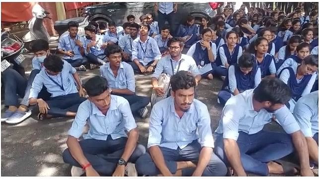 <div class="paragraphs"><p>Students belonging to the Hindu community protest against Muslim students wearing hijab inside classrooms in Mangalore University.</p></div>