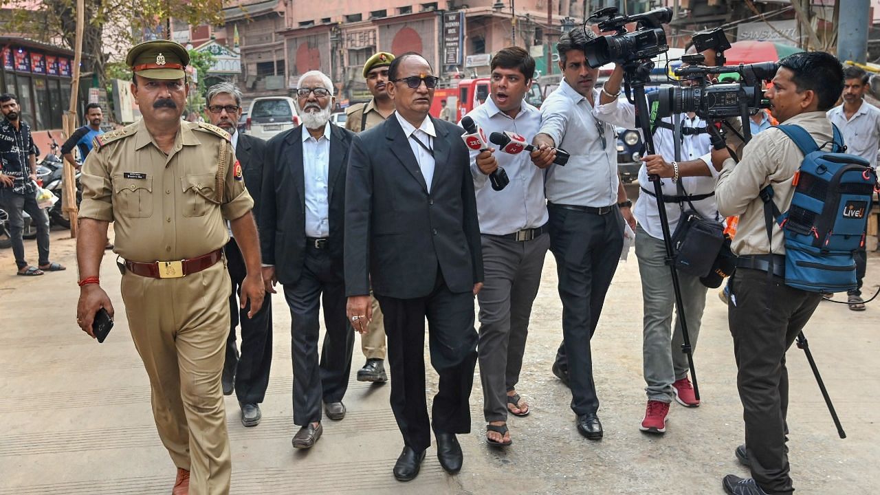 <div class="paragraphs"><p>Officials arrive on the third and last day for a videographic survey at Gyanvapi Mosque complex, in Varanasi, Monday.</p></div>