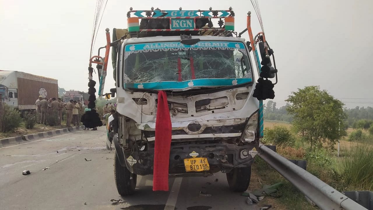 <div class="paragraphs"><p>A collision between an ambulance and a truck took place in UP</p></div>