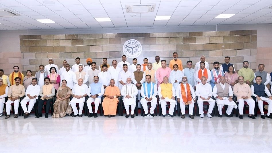 PM Modi Stops at Lucknow, Meets Adityanath & UP Cabinet on Way Back From Nepal