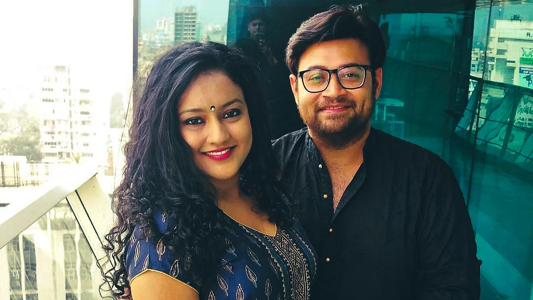 Meet Sanjana & Vinod, Who Connected Online But Sealed The Deal in a Mumbai Bar