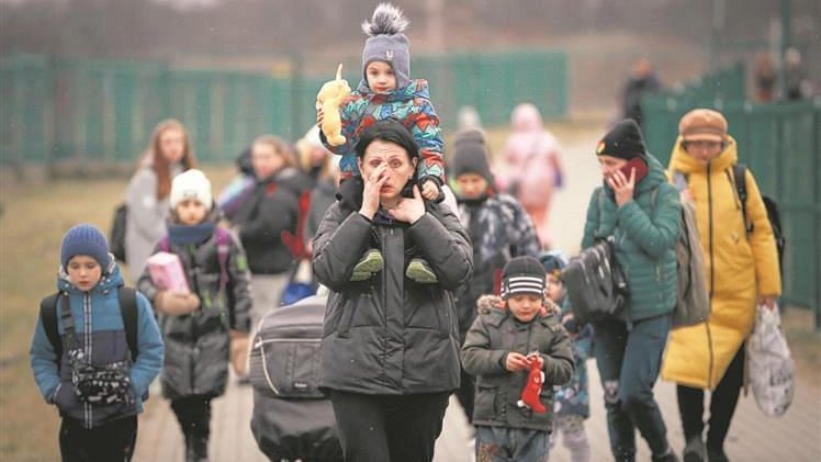 <div class="paragraphs"><p>Ukrainian refugees at a crossing in Poland.</p></div>