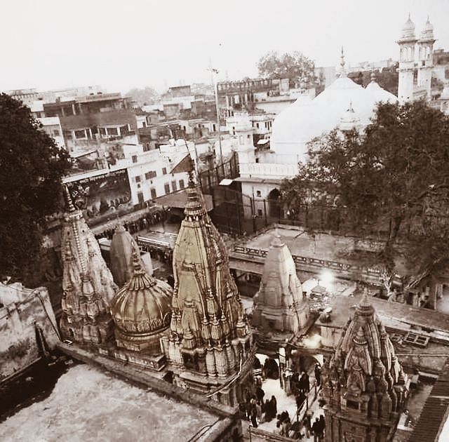 <div class="paragraphs"><p>Kashi Vishwanath temple and Gyanvapi mosque overlooking each other&nbsp;</p></div>