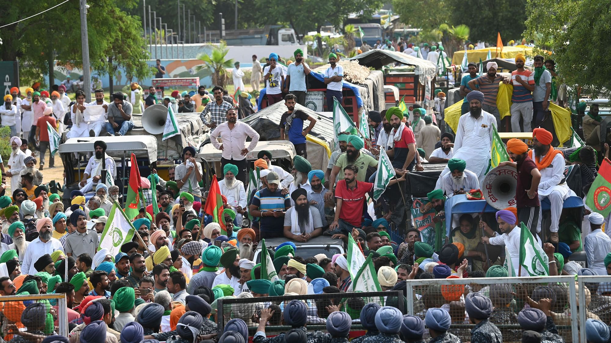 <div class="paragraphs"><p>Farmers from Punjab protesting near the Chandigarh-Mohali border after being stopped from heading towards Chandigarh on Tuesday, 17 May.&nbsp;</p></div>