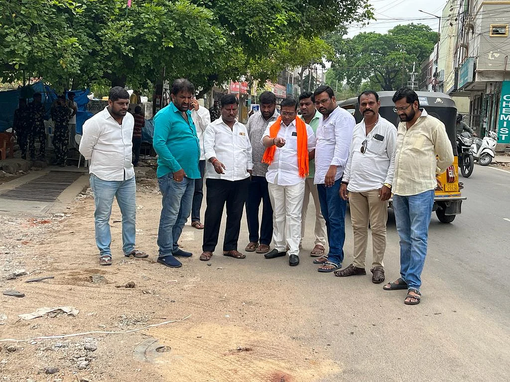 <div class="paragraphs"><p>BJP leaders inspecting the spot where Nagaraju's murder took place</p></div>