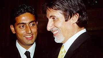 <div class="paragraphs"><p>Abhishek Bachchan and Amitabh Bachchan at the&nbsp;<em>Refugee&nbsp;</em>premiere.</p></div>