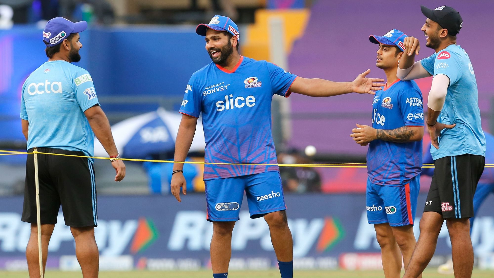 <div class="paragraphs"><p>Rohit Sharma and Rishabh Pant share a light moment</p></div>