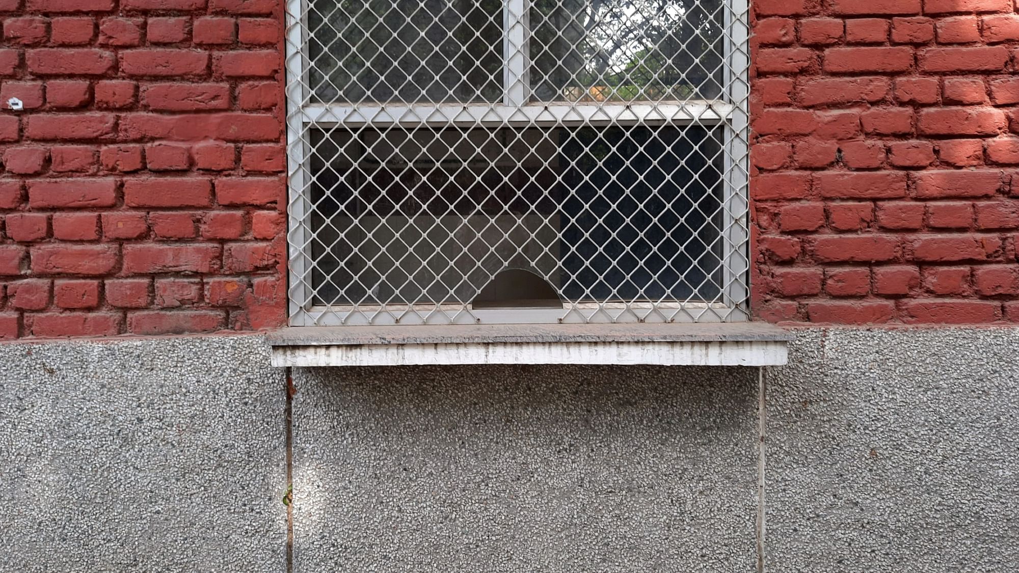 <div class="paragraphs"><p>A guard room was built by the MCD a few years ago but it remains empty during the day.&nbsp;</p></div>