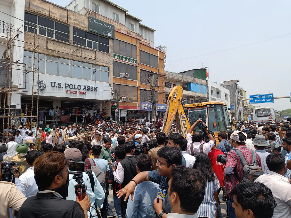 <div class="paragraphs"><p>A bulldozer that arrived at Shaheen Bagh before noon on Monday left around 1:30 pm as protests continued. No demolitions were carried out.</p></div>