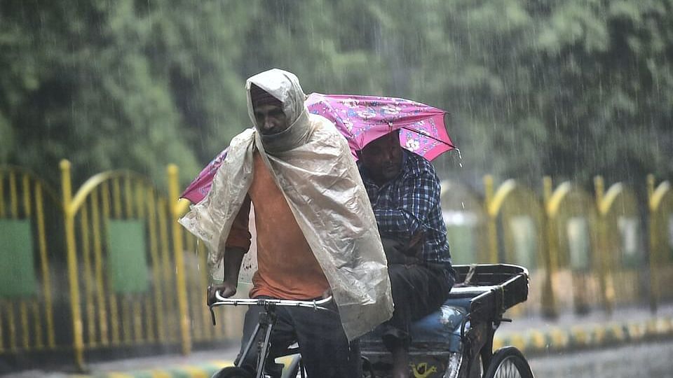 <div class="paragraphs"><p>Delhi and surrounding regions had woken up to heavy rains on Monday, which led to a drastic fall in the surface temperature</p></div>