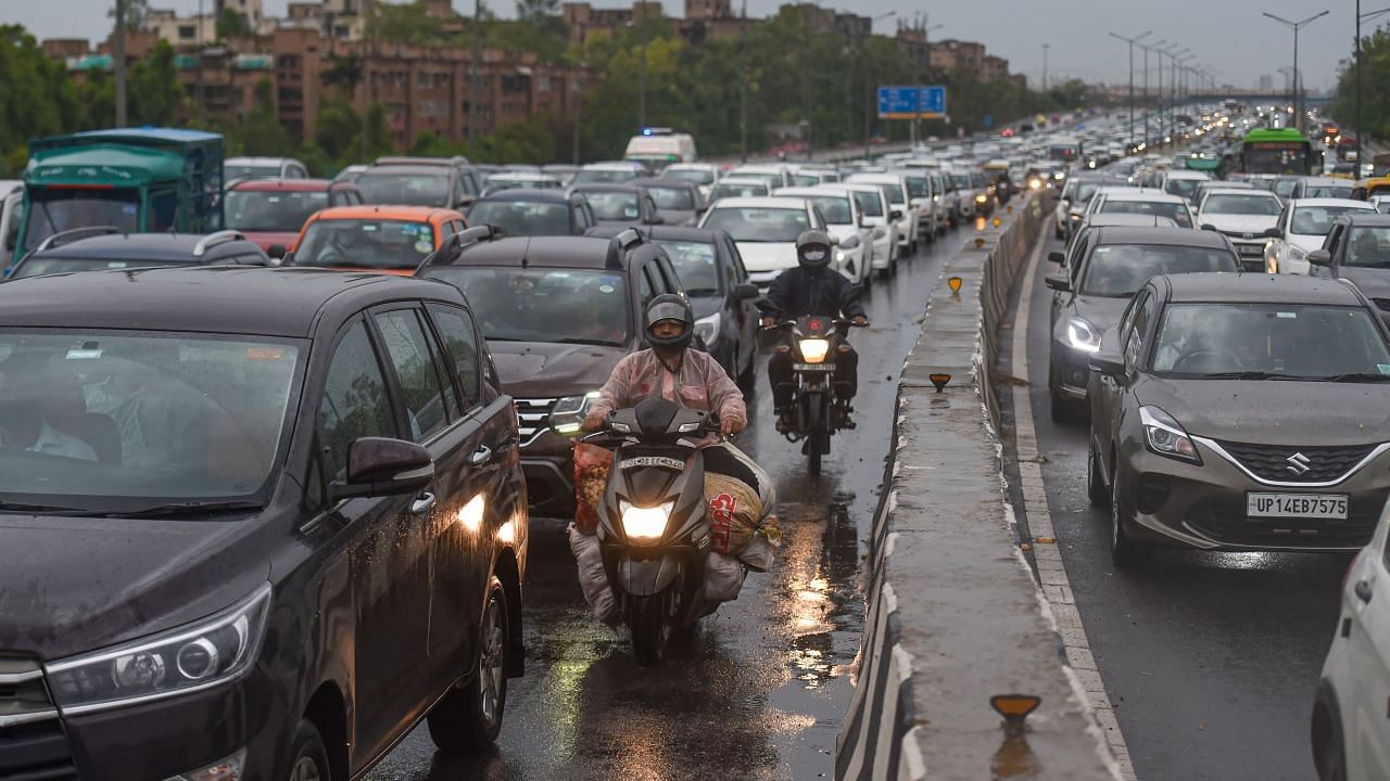 <div class="paragraphs"><p>New Delhi: Vehicles move slowly during a traffic jam following heavy rain, near Akshardham in New Delhi</p></div>