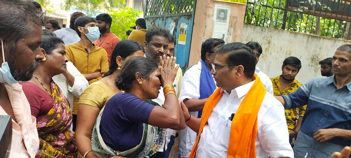 <div class="paragraphs"><p>Nagaraju's mother Anasuya with a BJP leader.</p></div>