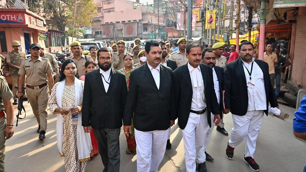 <div class="paragraphs"><p>Advocates and security personnel arrive at Gyanvapi Masjid complex to resume a videographic survey in Varanasi on Saturday, 14 May.</p></div>