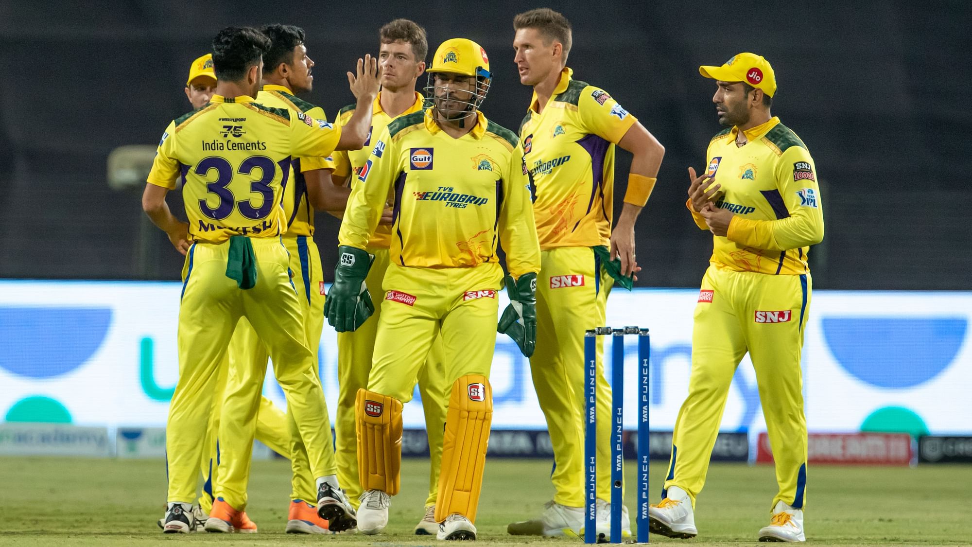 <div class="paragraphs"><p>MS Dhoni&nbsp; and CSK celebrate a wicket during the win against SRH</p></div>