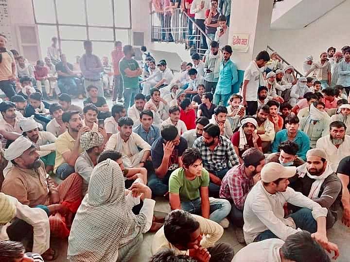 <div class="paragraphs"><p>Hundreds of Muslim youth sitting outside SP office demanding action against cow vigilantes.</p></div>