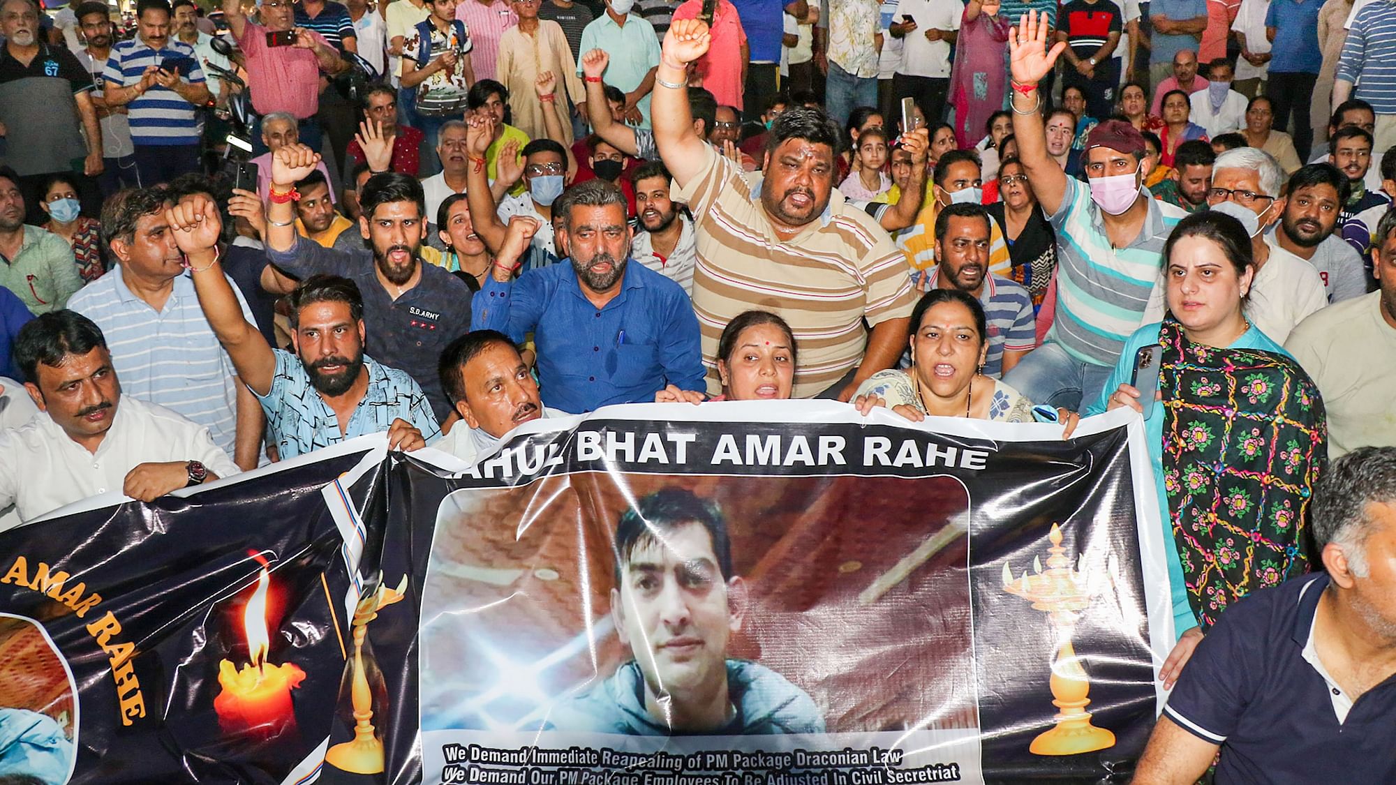 <div class="paragraphs"><p>People from the Kashmiri Pandit community raise slogans during their protest over the killing of Rahul Bhat.</p></div>