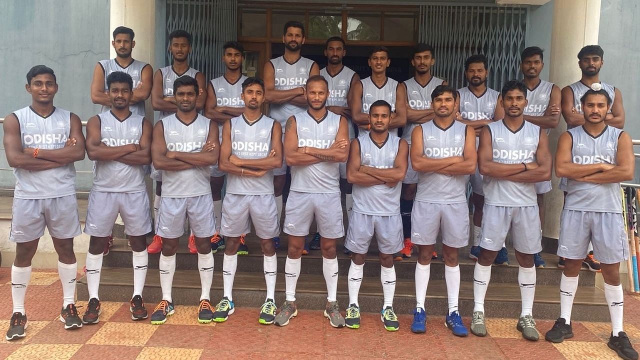 <div class="paragraphs"><p>Indian hockey men's team pose for a photo</p></div>