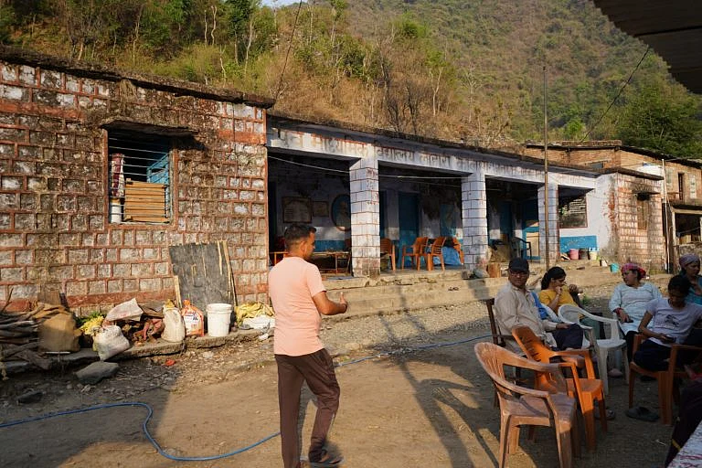<div class="paragraphs"><p>This is a school with four rooms. Seventy seven families are temporary living here.</p></div>