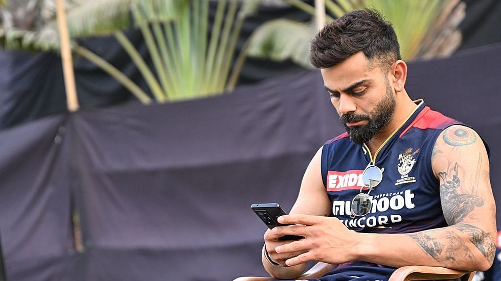 <div class="paragraphs"><p>Virat Kohli takes a break at training</p></div>