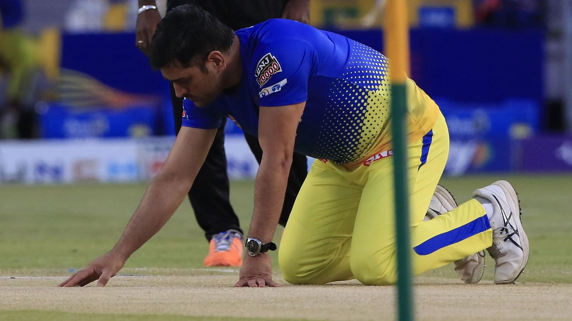 <div class="paragraphs"><p>MS Dhoni inspects the pitch before the toss against SRH</p></div>