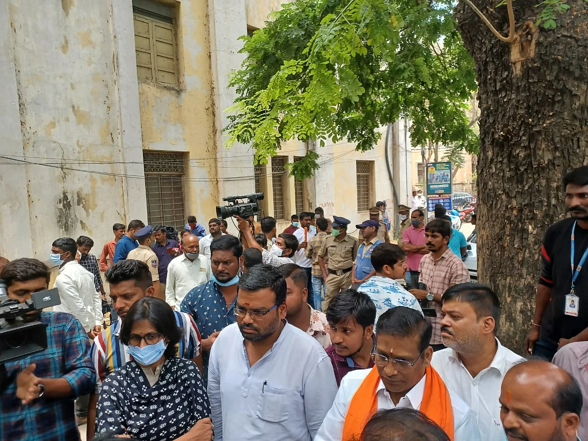 <div class="paragraphs"><p>BJP leaders protest as media gathered at Gandhi Hospital.</p></div>
