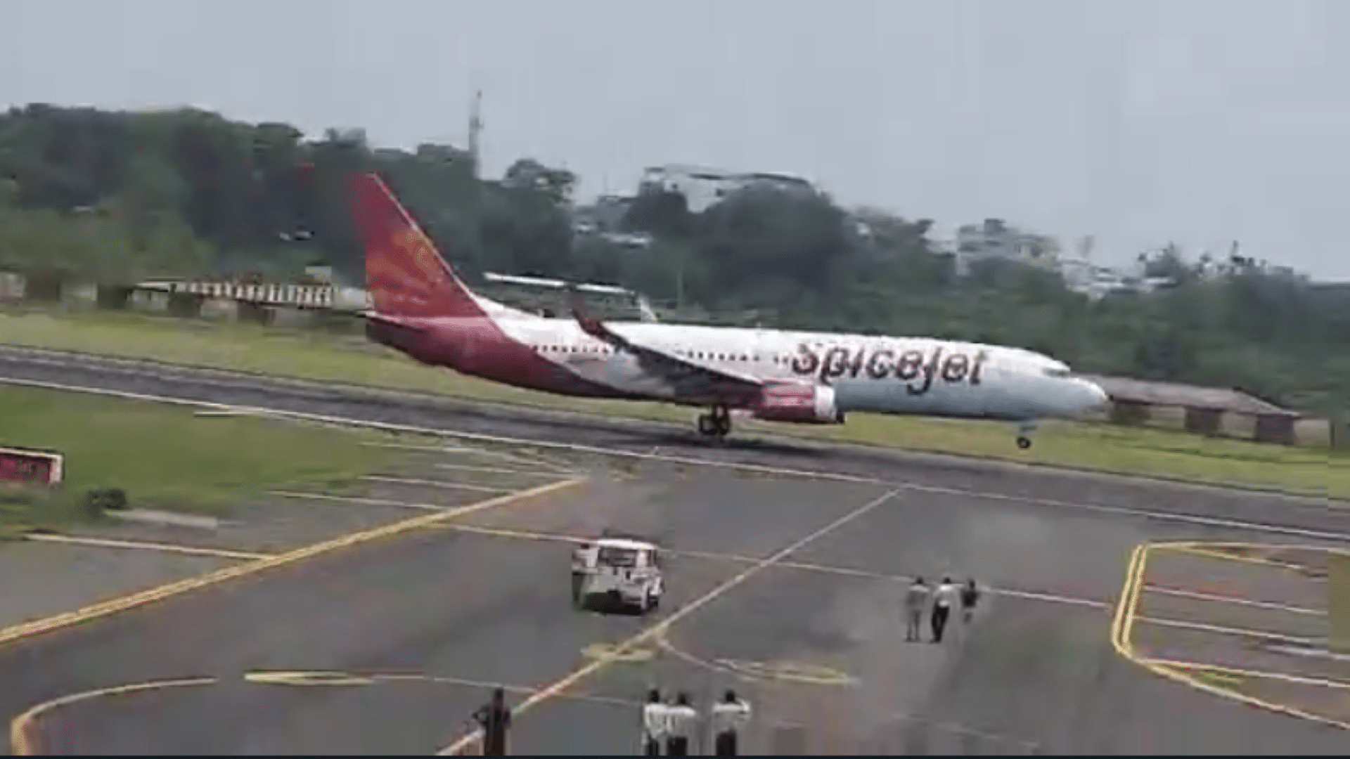 <div class="paragraphs"><p>The SpiceJet aircraft caught fire and made an emergency landing.</p></div>
