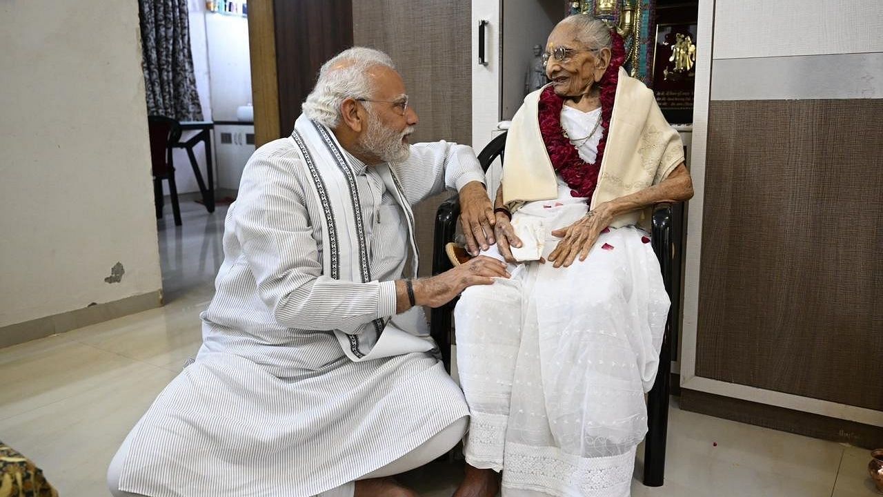 <div class="paragraphs"><p>PM Modi with his mother,&nbsp;Heeraban Modi.</p></div>