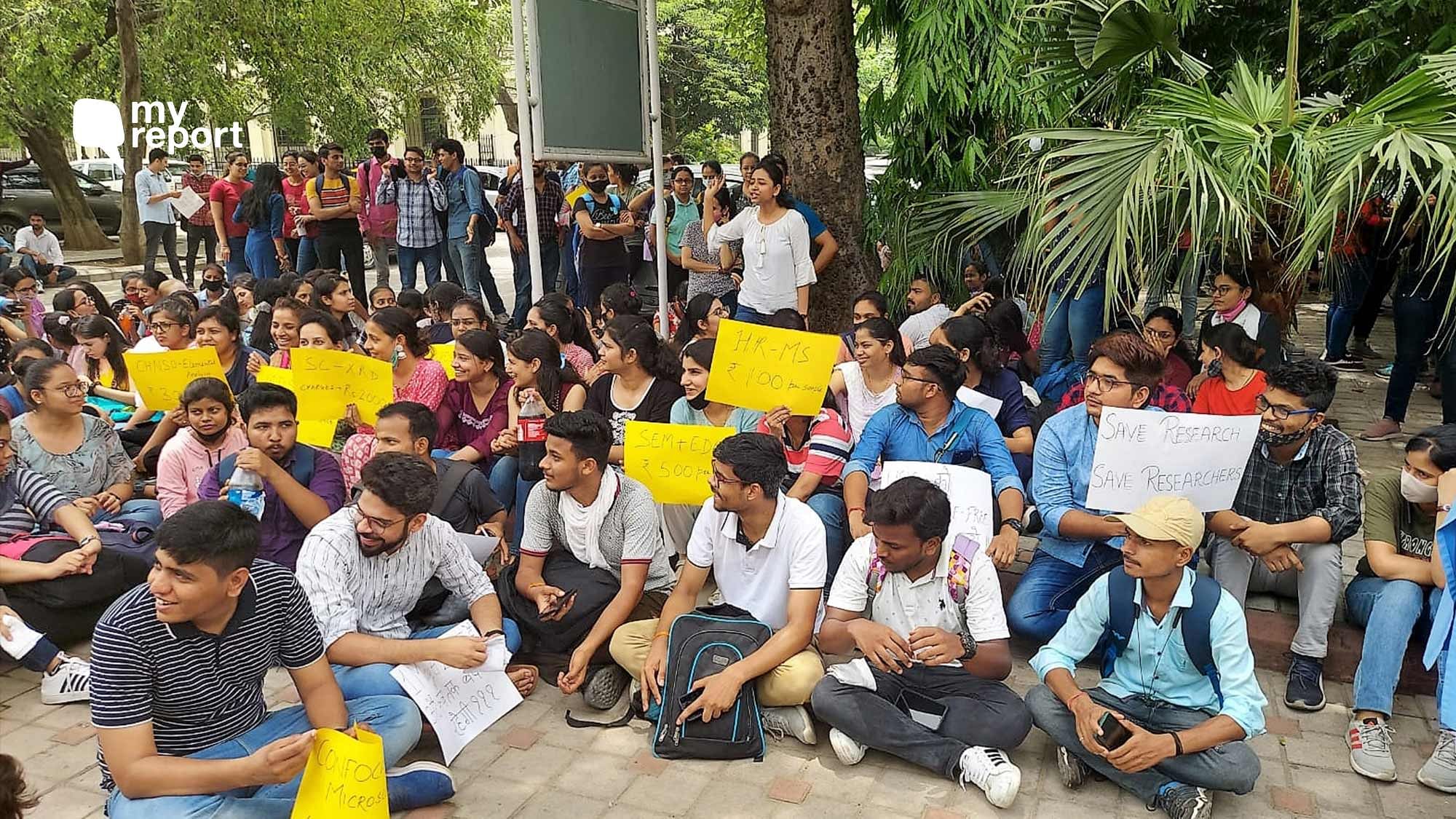 <div class="paragraphs"><p>Students of science faculty from Delhi University protesting over lab charges.</p></div>