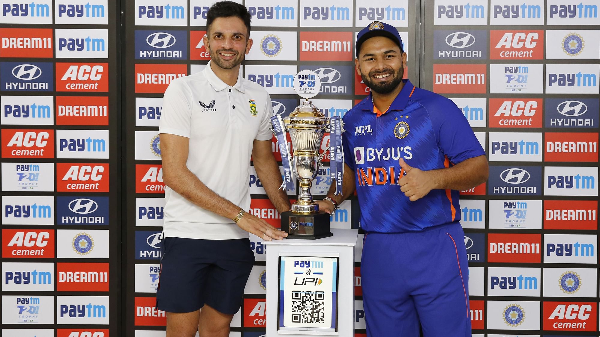 <div class="paragraphs"><p>Rishabh Pant and Keshav Maharaj with the trophy.</p></div>
