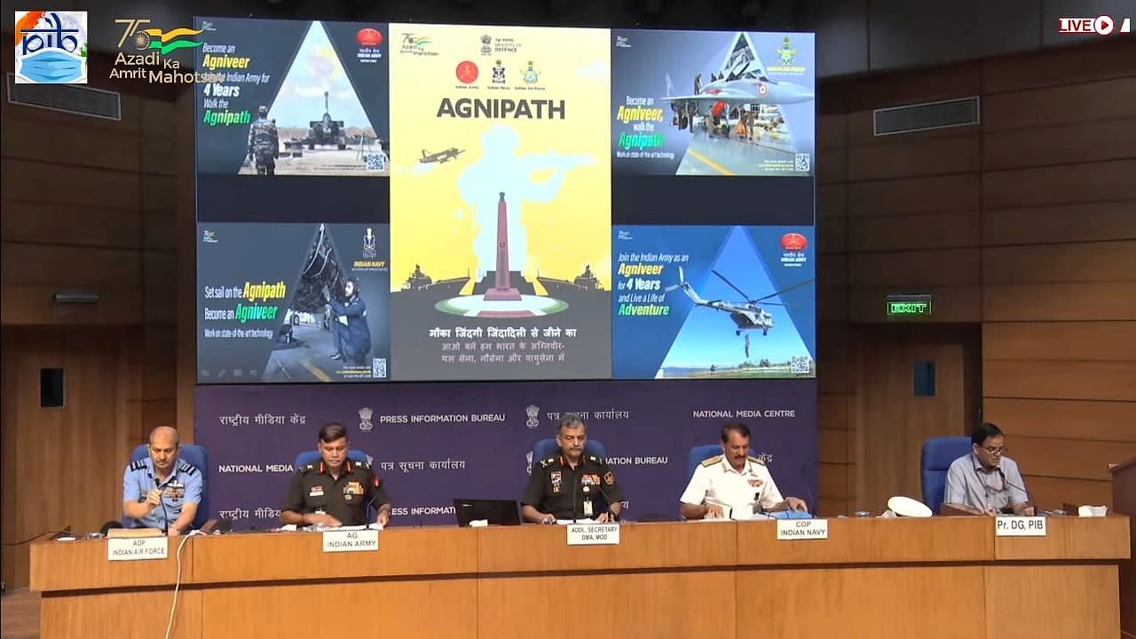 <div class="paragraphs"><p>Defence officials hold a press conference on the Centre's controversial new Agnipath scheme, on Tuesday, 21 June.</p></div>