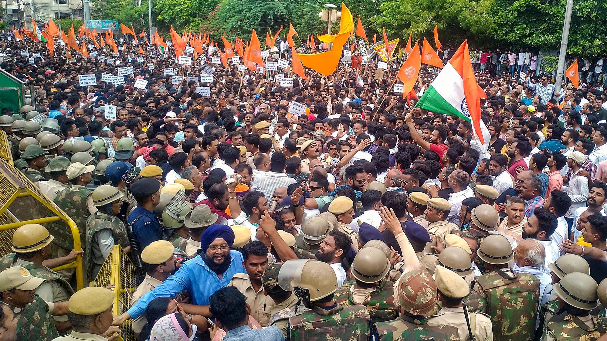 <div class="paragraphs"><p>Police personnel in a scuffle with members of Sarva Hindu Samaj during their protest in Udaipur on Thursday, 30 June, against the killing of tailor Kanhaiya Lal.</p></div>