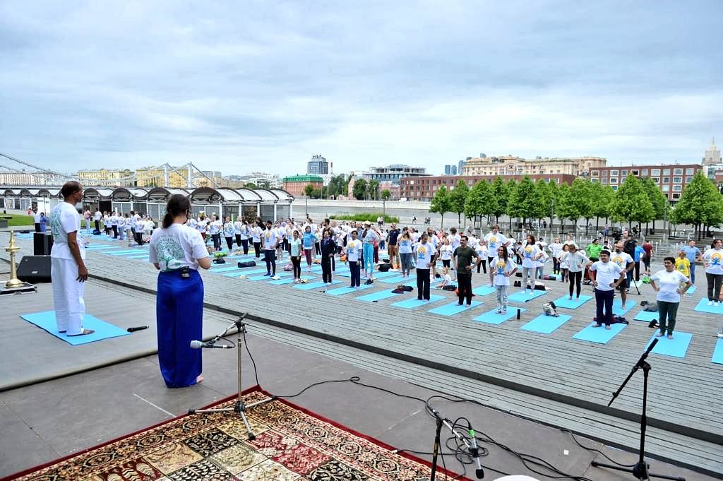 <div class="paragraphs"><p>People practicing Yoga in &nbsp;Moscow’s Muzeon Park of Arts, Russia.</p></div>
