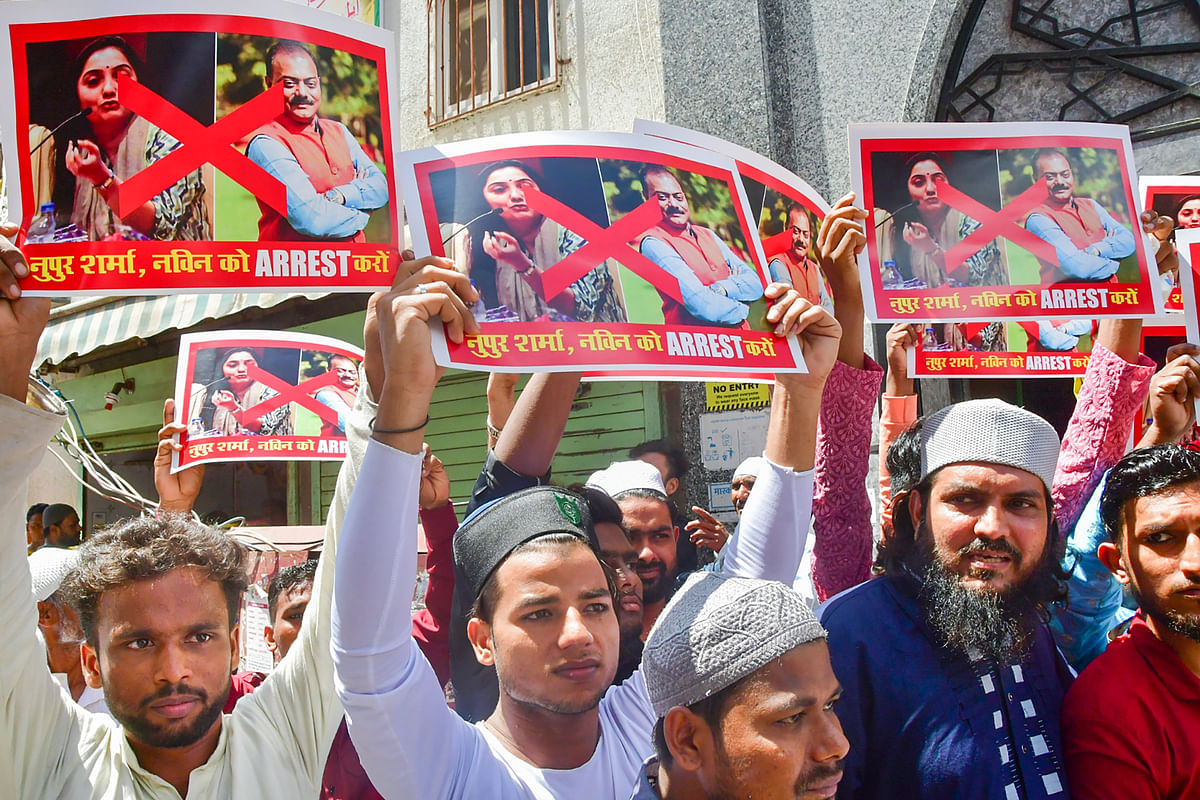 <div class="paragraphs"><p>Members of All India Maulvi Mission protest against the controversial remarks made by two now-suspended/expelled BJP leaders against Prophet Mohammad, outside Ashrafiya Jama Masjid in Mumbai.</p></div>
