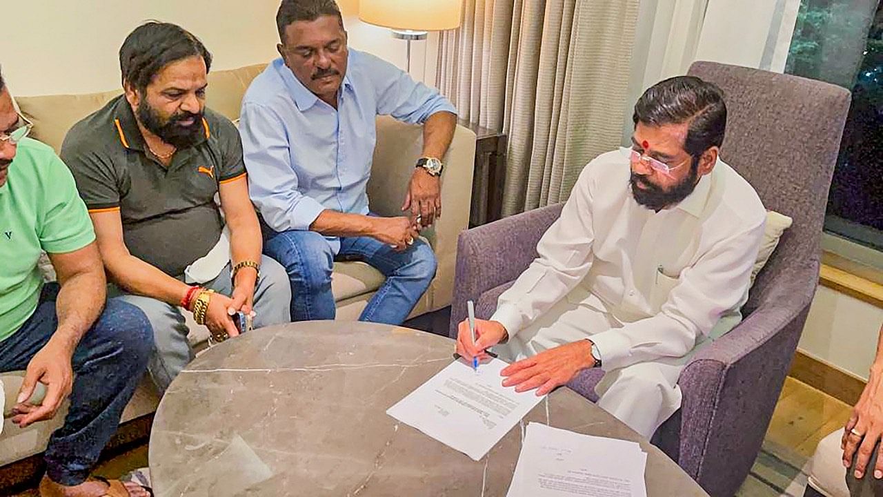 <div class="paragraphs"><p>Rebel Shiv Sena leader Eknath Shinde with other MLAs during a meeting in Guwahati on Wednesday, 22 June.</p></div>