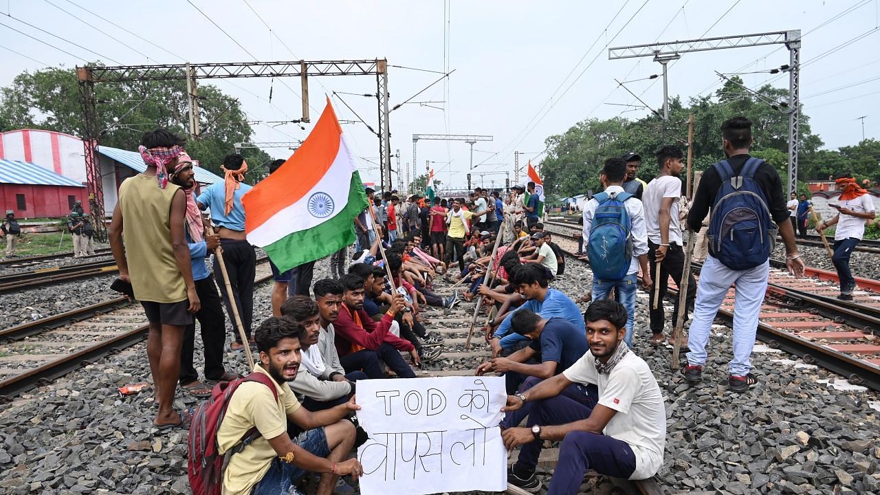 <div class="paragraphs"><p>Dhanbad: Youngsters block railway tracks in protest against the Union government's Agnipath scheme, in Dhanbad. Representative image.</p></div>