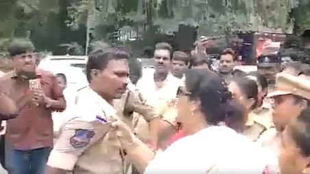<div class="paragraphs"><p>Congress leader Renuka Chowdhury grabbed a Policeman by his collar in Hyderabad.</p></div>