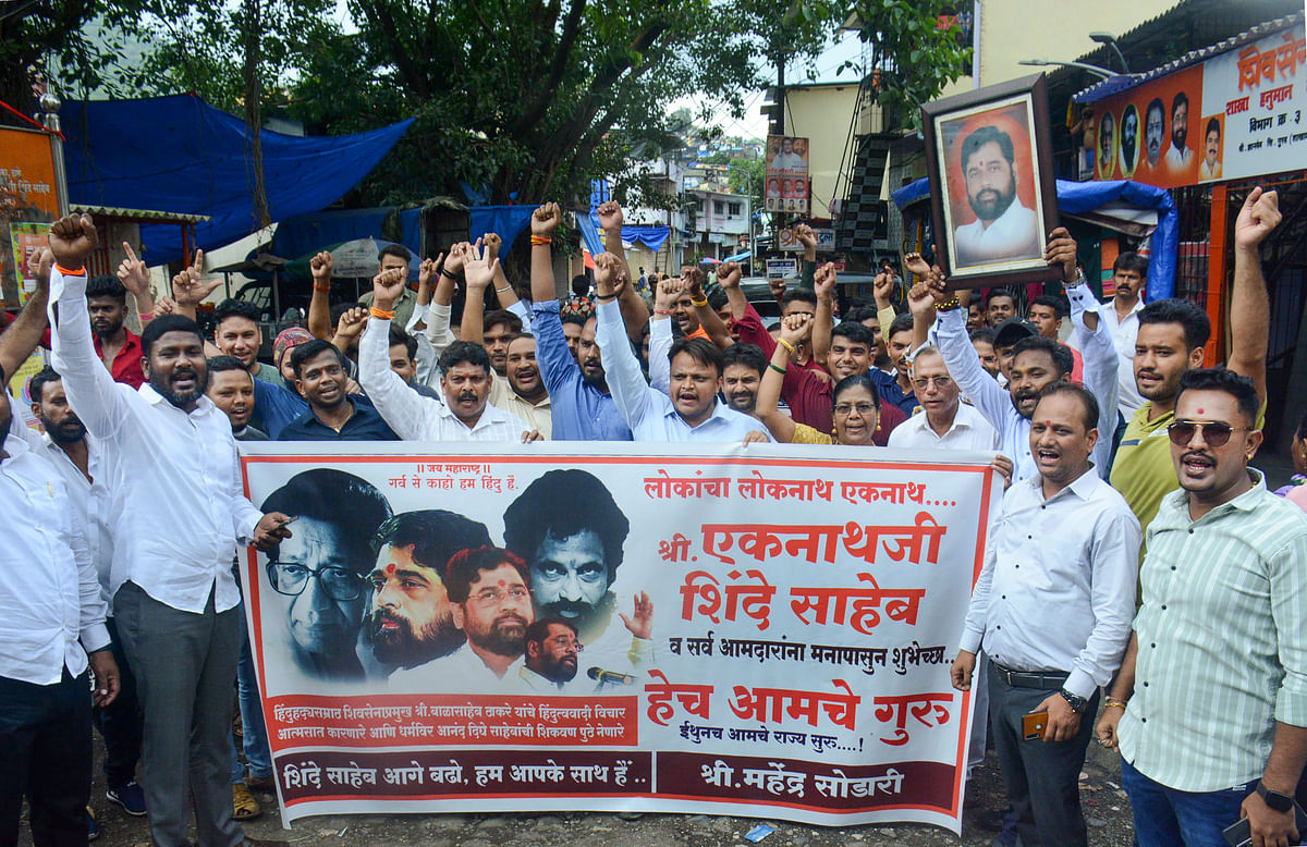 <div class="paragraphs"><p>Supporters of rebel Shiv Sena leader Eknath Shinde outside the party office, at Hanuman Nagar in Thane, Thursday, June 23, 2022.</p></div>