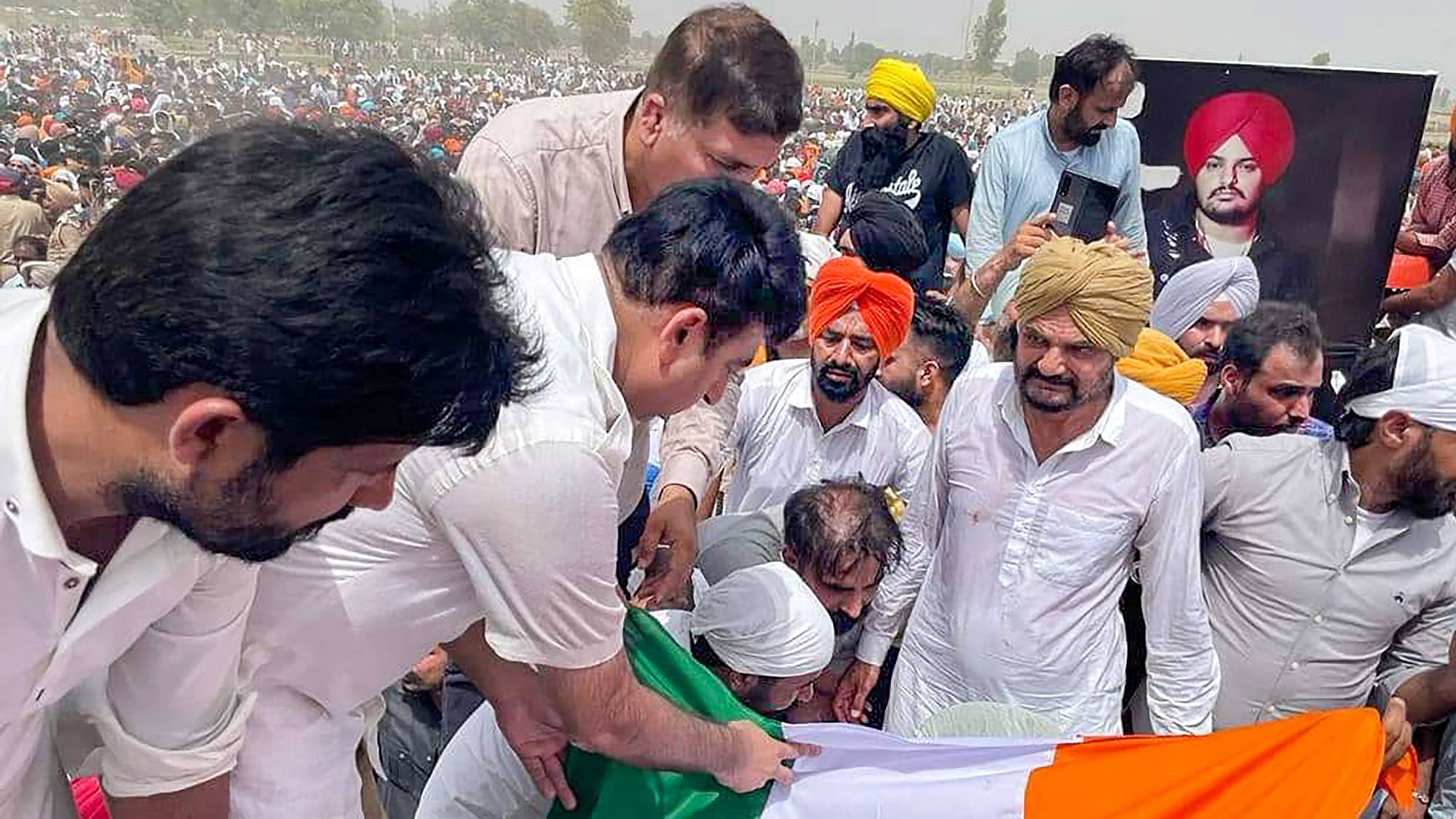 <div class="paragraphs"><p>Mansa: Relatives of Shubhdeep Singh aka Sidhu Moose Wala with his father Balkaur Singh mourn near the Punjabi singer's mortal remains during his last rites, in Mansa district, Tuesday, 31 May.</p></div>