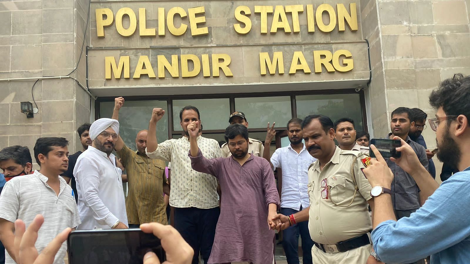 <div class="paragraphs"><p>(Protesters against the Agnipath scheme at Mandir Marg police station)</p></div>