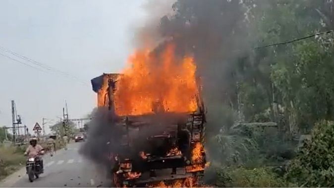 Agnipath Protests: Truck, Bus Set Ablaze in Jehanabad Amid Bihar Bandh