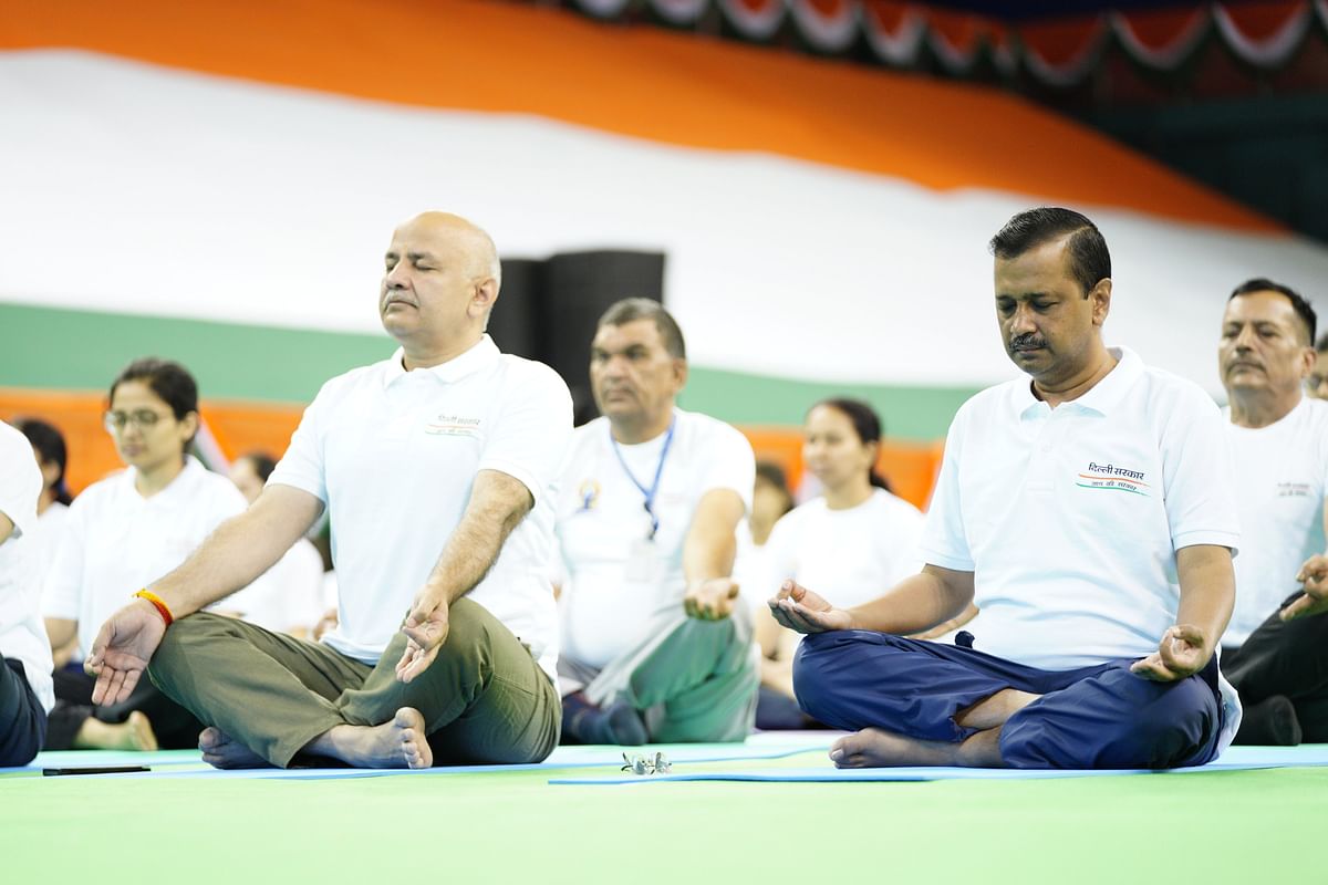 <div class="paragraphs"><p>Delhi Chief Minister Arvind Kejriwal with deputy CM Manish Sisodia meditating on Yoga Day.</p></div>