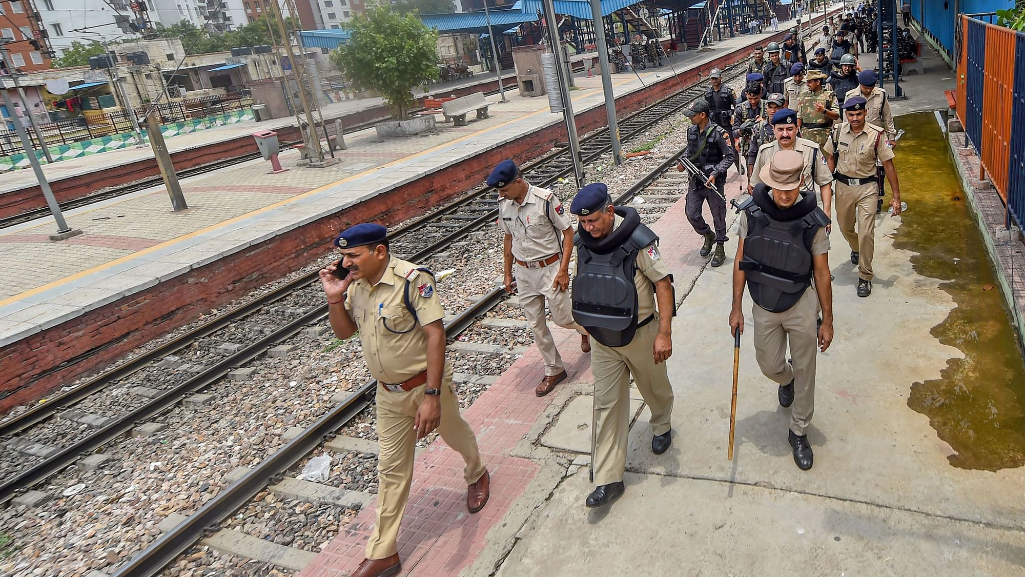 <div class="paragraphs"><p>Security personnel at Delhi's Shivaji Bridge railway station after Youth Congress members stopped a train during their protest over the ED's probe against Rahul Gandhi and the Centre's 'Agnipath' scheme.</p></div>